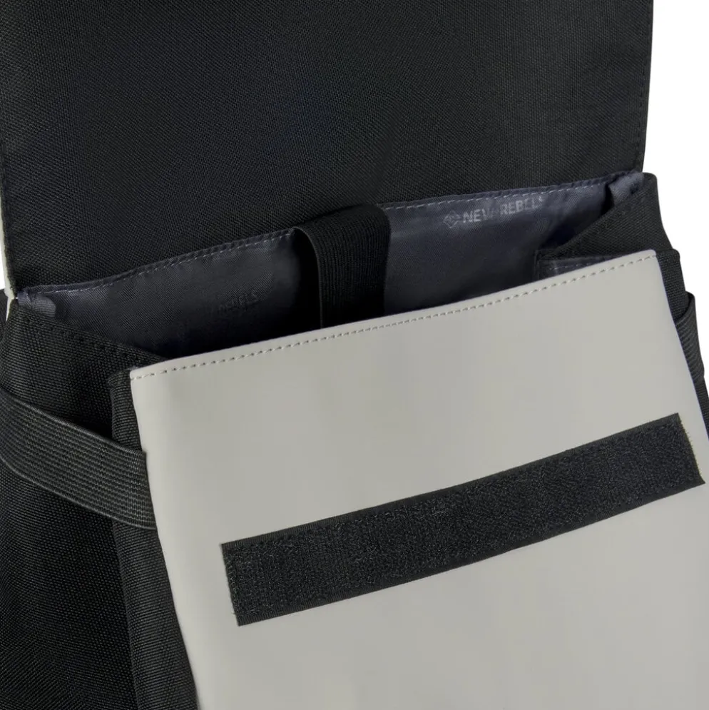 New Rebels Ceres Dothan Zwart Lichtgrijs 15L Rugtas met Flap Waterafstotend Laptop 15.6"