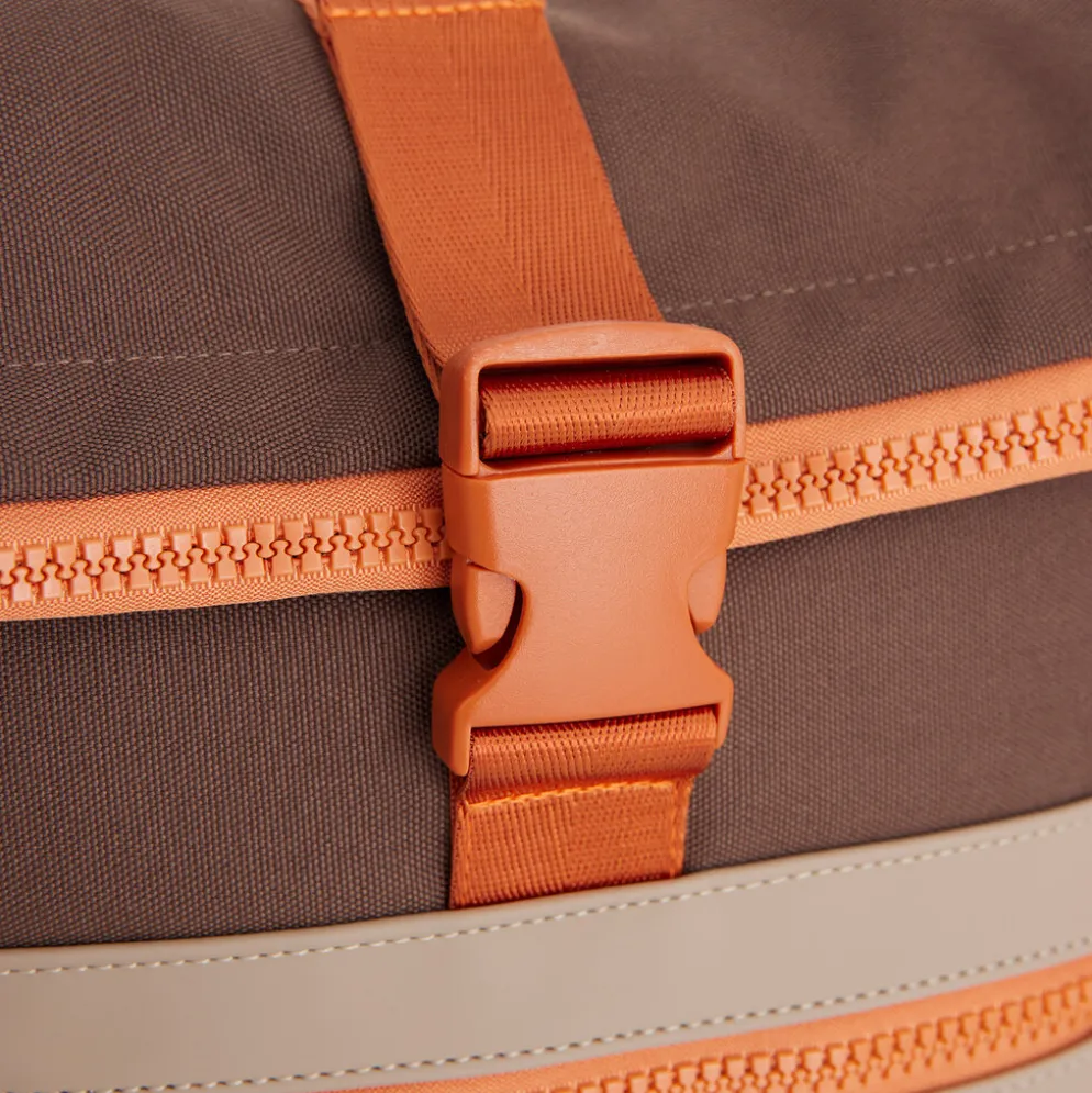 New Rebels Ferron New York Rolltop Rugzak 16L – Rolltop Werktas / Schooltas Laptop Rugtas Coffee
